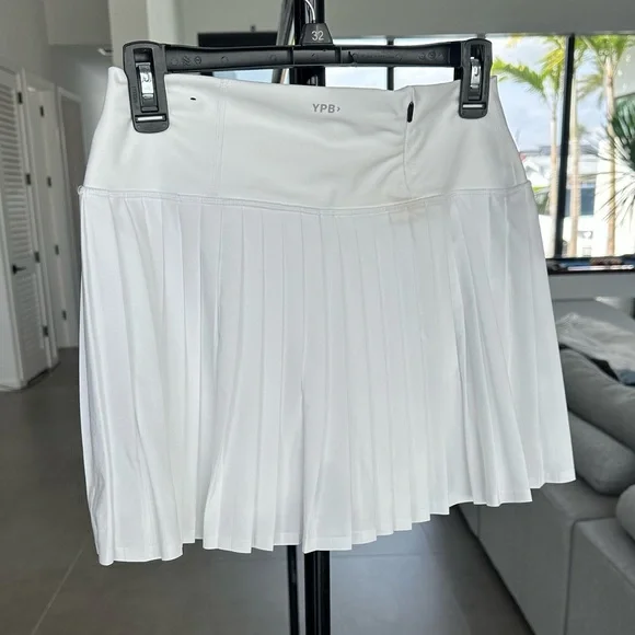 Chic White Pleated Mini Skirt - Picture 4 of 5